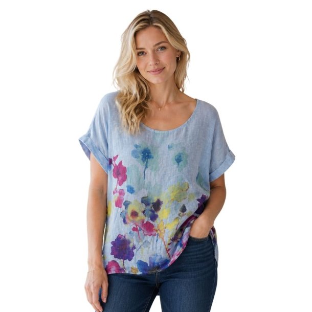 Linen & Cotton House himmelbl� h�rbluse med farverigt blomsterprint i 100% h�r