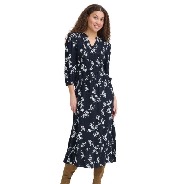 Fransa m�rkebl� maxikjole med lyse blomsterprint i 100% viskose