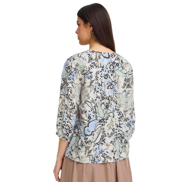 Bl� og beige m�nstret bluse fra Fransa model 20615424