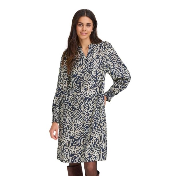 Fransa FRARIANA kjole i bl� med grafisk m�nster og lange �rmer