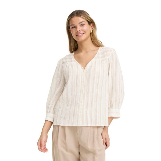 Fransa bluse i creme med fine lodrette striber og 3/4-�rmer