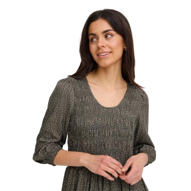 Fransa olivengr�n viskosekjole med sm� prikker og smock