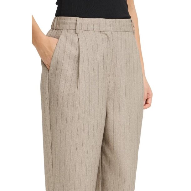 Fransa bukser i sandfarve med lodrette striber og lige ben