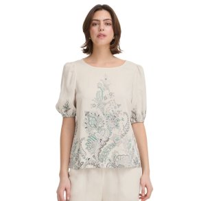 Fransa bluse med paisleyprint og korte puff�rmer.