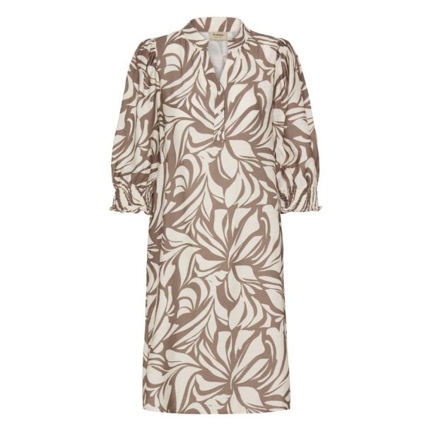 Fransa kjole i sand og creme med stort bladprint og 3/4-�rmer