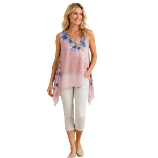 Shylon tunika i h�r og silke med bl� blomsterprint p� rosa bund.