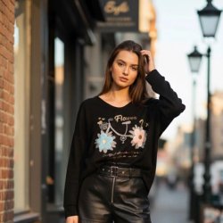 Mooya bluse i sort med blomsterprint &ndash; fransk boheme-stil fra Fruens Hus