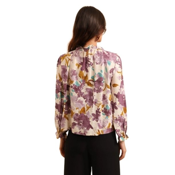 Mooya bluse med blomsterprint i creme og lilla nuancer &ndash; feminin damemode fra Fruens Hus