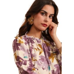 Mooya bluse med blomsterprint i creme og lilla nuancer &ndash; feminin damemode fra Fruens Hus