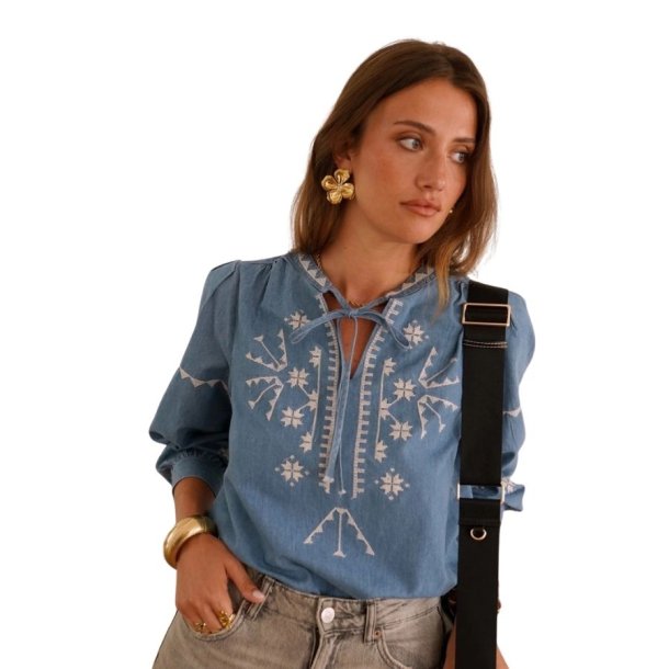 In April 1986 denimbl� bluse med lyse broderier Q3166