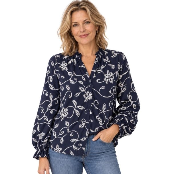 In April 1986 m�rkebl� bluse med lyst blomsterm�nster Q3171