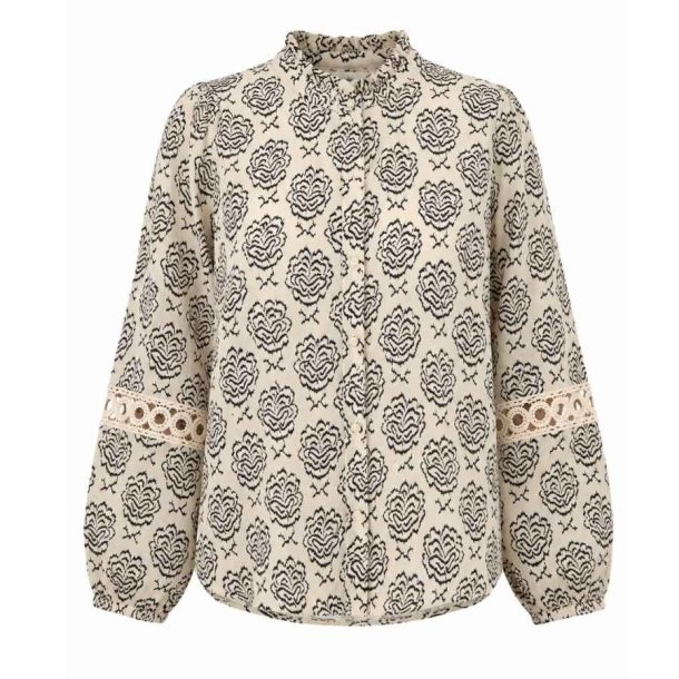 In April 1986 creme skjorte med sort blomsterprint og blondedetaljer