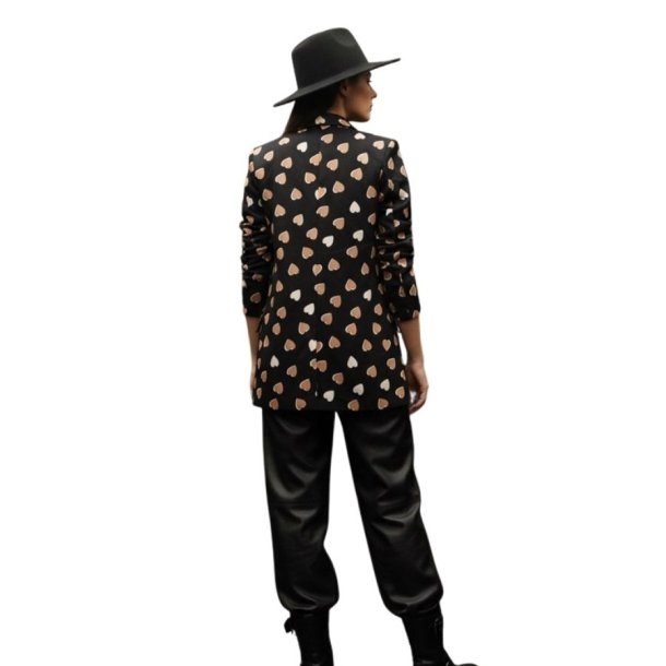 Mooya blazer i sort med grafisk print &ndash; stilfuld damemode fra Fruens Hus