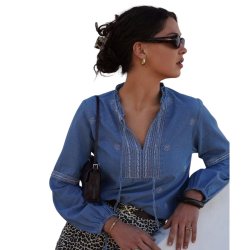 In April 1986 denimbl� bluse med broderede detaljer V8010