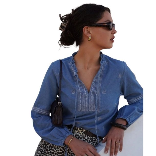 In April 1986 denimbl� bluse med broderede detaljer V8010