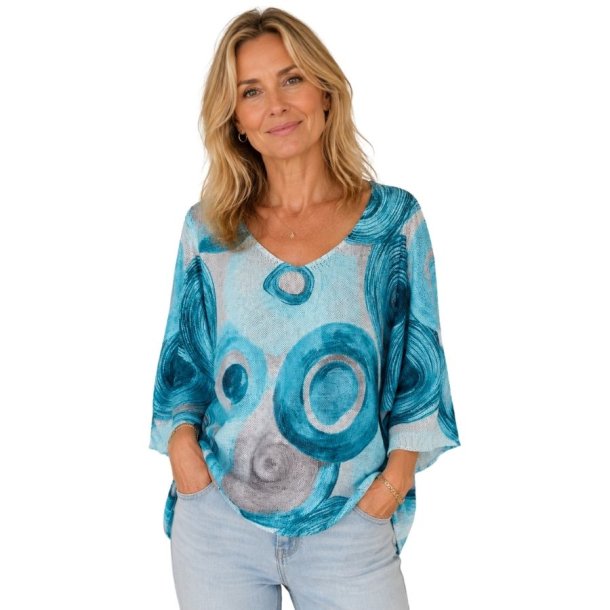 Lucky Nana bluse i 100% bomuld med turkis grafisk print.