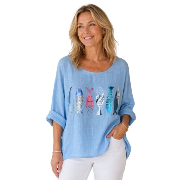 Lucky Nana lysebl� bluse i 100% bomuld med fiskeprint &ndash; One Size, CX8003.