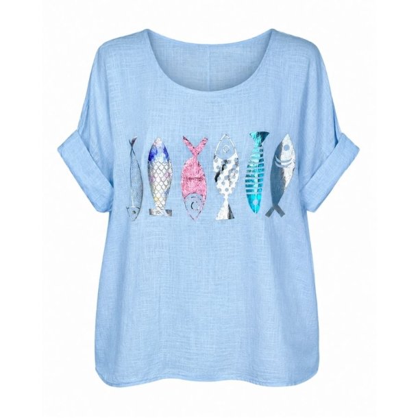 Lucky Nana lysebl� bluse i 100% bomuld med fiskeprint &ndash; One Size, CX8003.