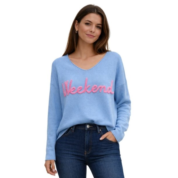 Lysebl� strikbluse med tekst fra MOOYA model I1702-011